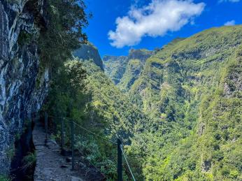 Levada do Caldeirão Verde nabízí výhledy do hlubokých průsmyků