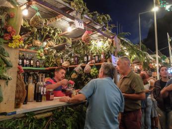 Stánek s místními likéry během tradičního „Arraial“