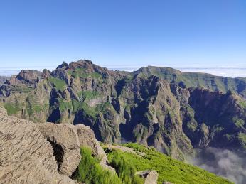 Hřbety nejvyšších madeirských hor z vyhlídky Ninho da Manta