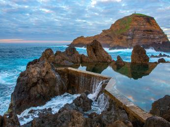 Přírodní lávové bazénky v&nbsp;Porto Moniz chrání plavce před vlnami