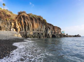 Sopečná skála na pláži Praia Formosa na jižním pobřeží Madeiry