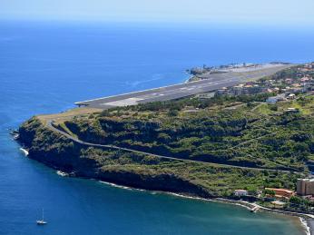 Přistávací dráha v&nbsp;Santa Cruz postavená v&nbsp;roce 2000