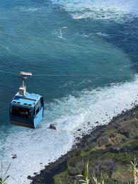 Lanovka v&nbsp;Rocha do Navio vede podél vodopádů padajících ze skal