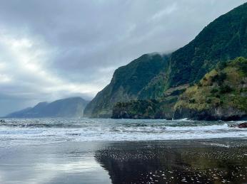 Pláž Praia do Porto do Seixal se pyšní jemným sopečným pískem