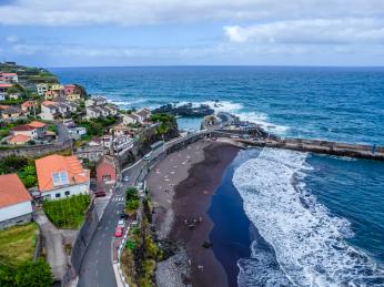 Seixal nabízí koupání na krásné pláži s&nbsp;černým pískem