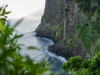 Výhled na vodopád Nevěstin závoj u&nbsp;města Seixal