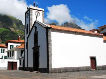 Kostelík ve vesnici Curral das Freiras