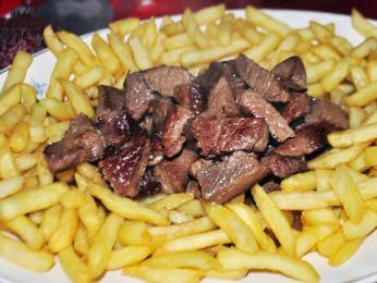 Picadinho, hovězí kostky s hranolky, často sdílí více lidí u stolu