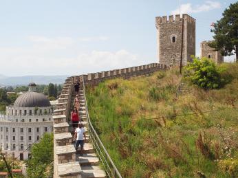 Hradby středověké pevnosti Kale v&nbsp;centru Skopje