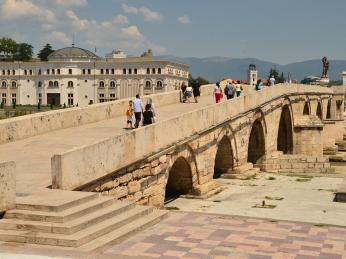 Kamenný most císaře Dušana je jedním z hlavních monumentů Skopje