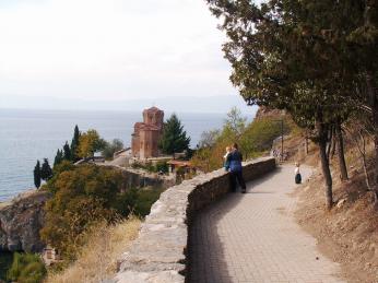 Kostelík sv. Jana ve vesničce Kaneo u Ohridského jezera