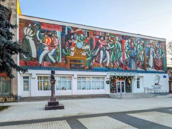 Monumentální mozaika na Paláci kultury nedaleko sanatoria