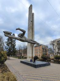 Monumentální socha mýtického Promethea v centru Dněstrovsku