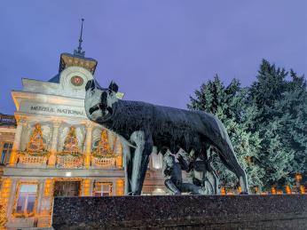 Římská Kapitolská vlčice před Národním historickým muzeem v&nbsp;Kišiněvě