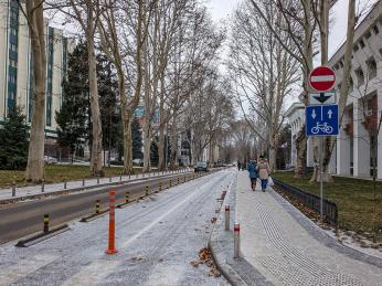 V poslední době jsou kišiněvské široké ulice doplňovány i&nbsp;o&nbsp;oddělené cyklostezky