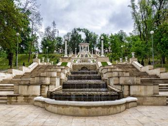Park Valea Morilor s&nbsp;monumentálním schodištěm s&nbsp;umělým vodopádem