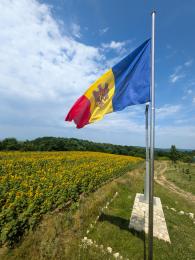 Nejvyšší vrchol Moldavska Dealul Bălăneşti je označen vlajkou