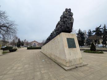 Památník obětem stalinského teroru a&nbsp;deportací před nádražím v&nbsp;Kišiněvě