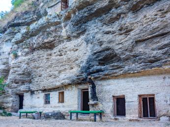 Skalní klášter Țipova pochází z&nbsp;10. století