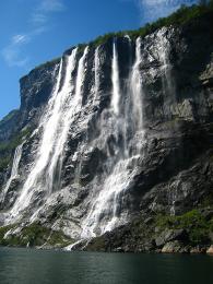 Vodopád Sedm sester, jehož ramena padají do vod Geirangerfjordu