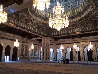 Velká mešita sultána Kábúse v Maskatu patří k nejkrásnějším na světě