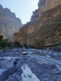 Off-roadová cesta po dně kaňonu Vádí Nachr