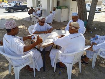 Většina rodilých Ománců se hlásí k arabskému národu