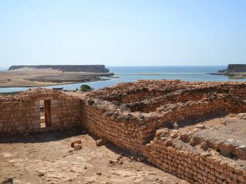 Pozůstatky starověkého opevnění přístavního města Sumhuram
