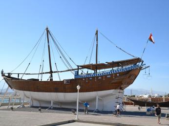 Loděnice v Suru skýtá podívanou na tradiční arabská plavidla