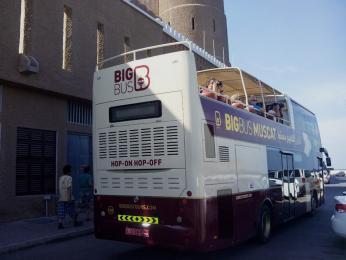 V Maskatu můžete naskočit na turistický autobus