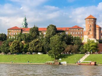 Královský hrad Wawel leží na břehu řeky Visly