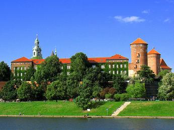 Královský hrad Wawel leží na břehu řeky Visly
