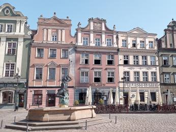 Náměstí v Poznani obklopují krásné renesanční domy