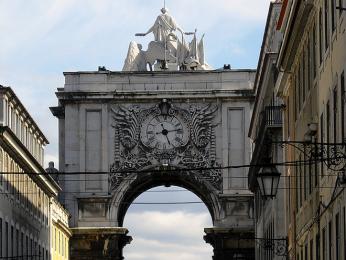 Majestátní oblouk v ulici Rua Augusta symbolizuje vítězství nad přírodními živly