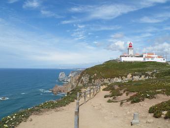 Malý maják označující nejzápadnější výběžek Evropy - mys Cabo da Roca