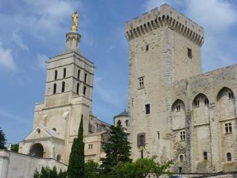 Katedrála Notre-Dame de Doms leží severně od Papežského paláce