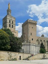 Papežský palác v Avignonu byl zamýšlený jako pevnost, proto má výrazné věže