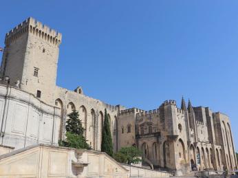 Papežský palác pochází ze 14. století