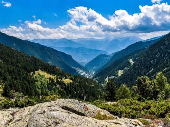 Andorra leží v Pyrenejích mezi Francií a Španělskem