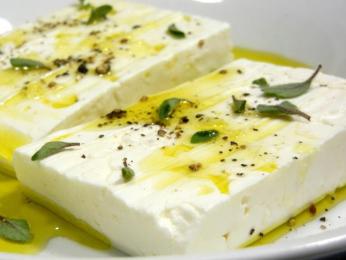 Slaný sýr feta zakápnutý olivovým olejem