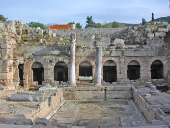 Peirénina fontána je přírodním zdrojem vody, který zásoboval a zásobuje Korint vodou