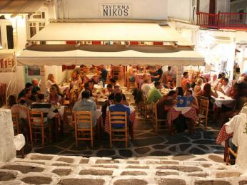 Společná večeře v řecké taverně