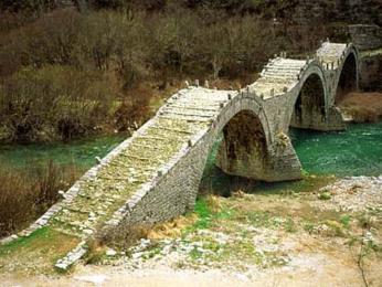 Jeden z mnoha mostů spojujících vesnice v horské oblasti Zagoria