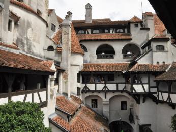 Vnitřní ochozy, komíny a výklenky gotického "Drákulova" hradu v Branu