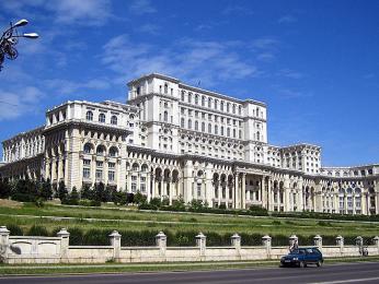 Zatímco většina obyvatel Rumunska hladověla, Ceausescu si postavil megalomanský palác