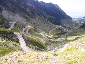 Rumunské silnice vedou často náročnými horskými terény. Transfagarašská magistrála šplhá až do 2 000 m n. m.
