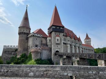 Impozantní Korvínův hrad je největší gotickou stavbou v Rumunsku