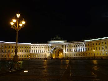 Noční Palácové náměstí v Petrohradu
