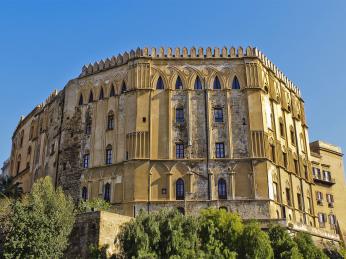 Palác Palazzo dei Normanni stojí na nejvyšším místě ve městě