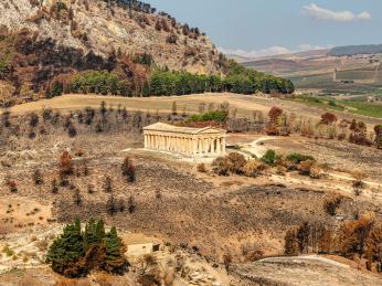 Dórský chrám v Segestě má dochovaných 36 mohutných sloupů